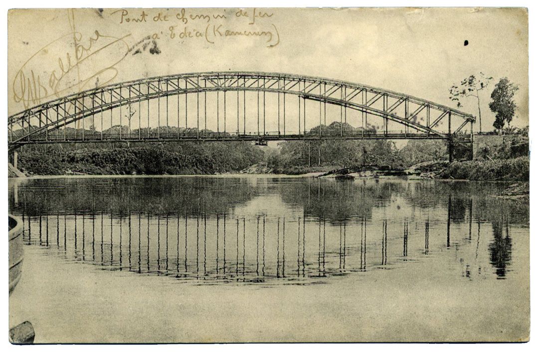 Cameroun : Carte Postale datée de DUALA avec grand cachet TRESOR ET POSTE AUX ARMEES pour PARIS