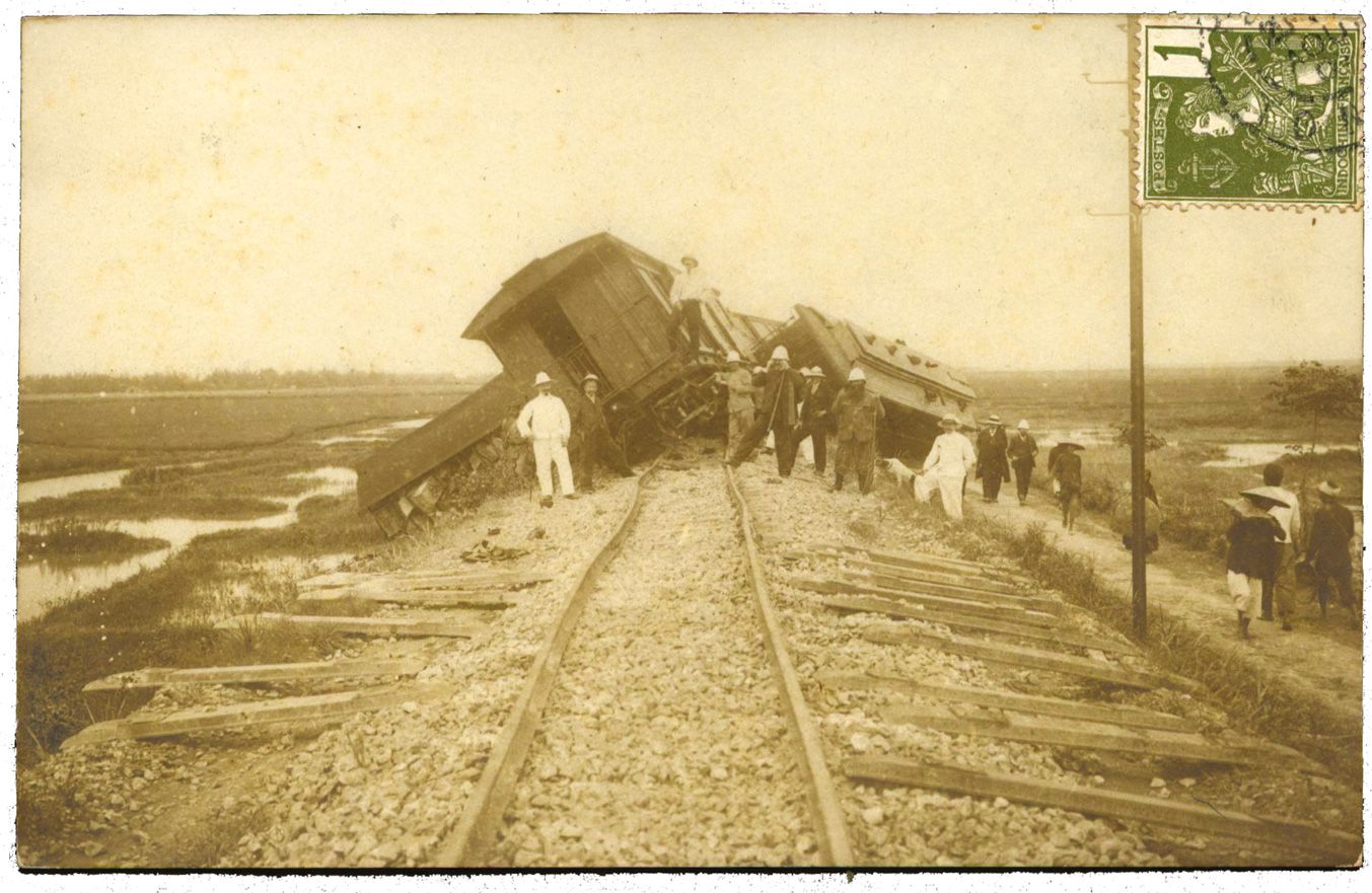 Indochine : Carte photo Déraillement sur la ligne Hanoï-Haiphong en 1907.