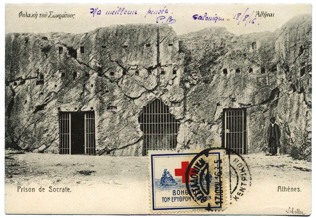 Grèce : Carte Postale de la Prison de Socrate datée SALONIQUE 18/08/16 avec vignette de surtaxe obligatoire de 5 lepta vendue au profit de la Croix-Rouge Grecque pendant la 1er Guerre Mondiale Grèce : Carte Postale de la Prison de Socrate datée SALONIQUE 18/08/16 avec vignette de surtaxe obligatoire de 5 lepta vendue au profit de la Croix-Rouge Grecque pendant la 1er Guerre Mondiale