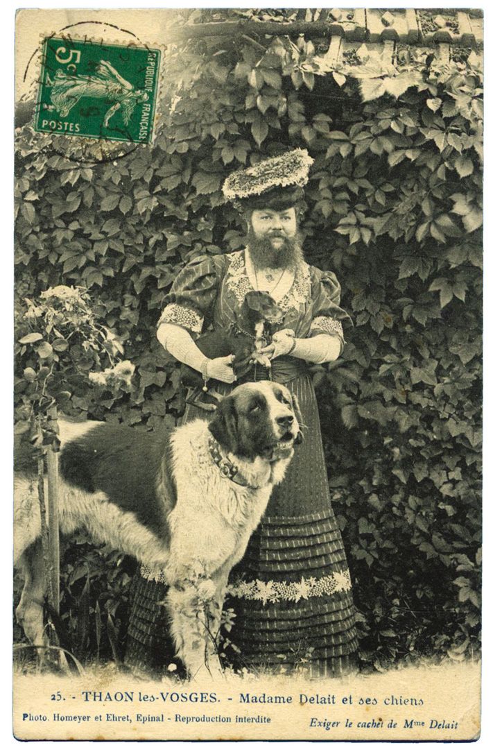 France : THAON-les-VOSGES. Madame Delait et ses chiens France : THAON-les-VOSGES. Madame Delait et ses chiens