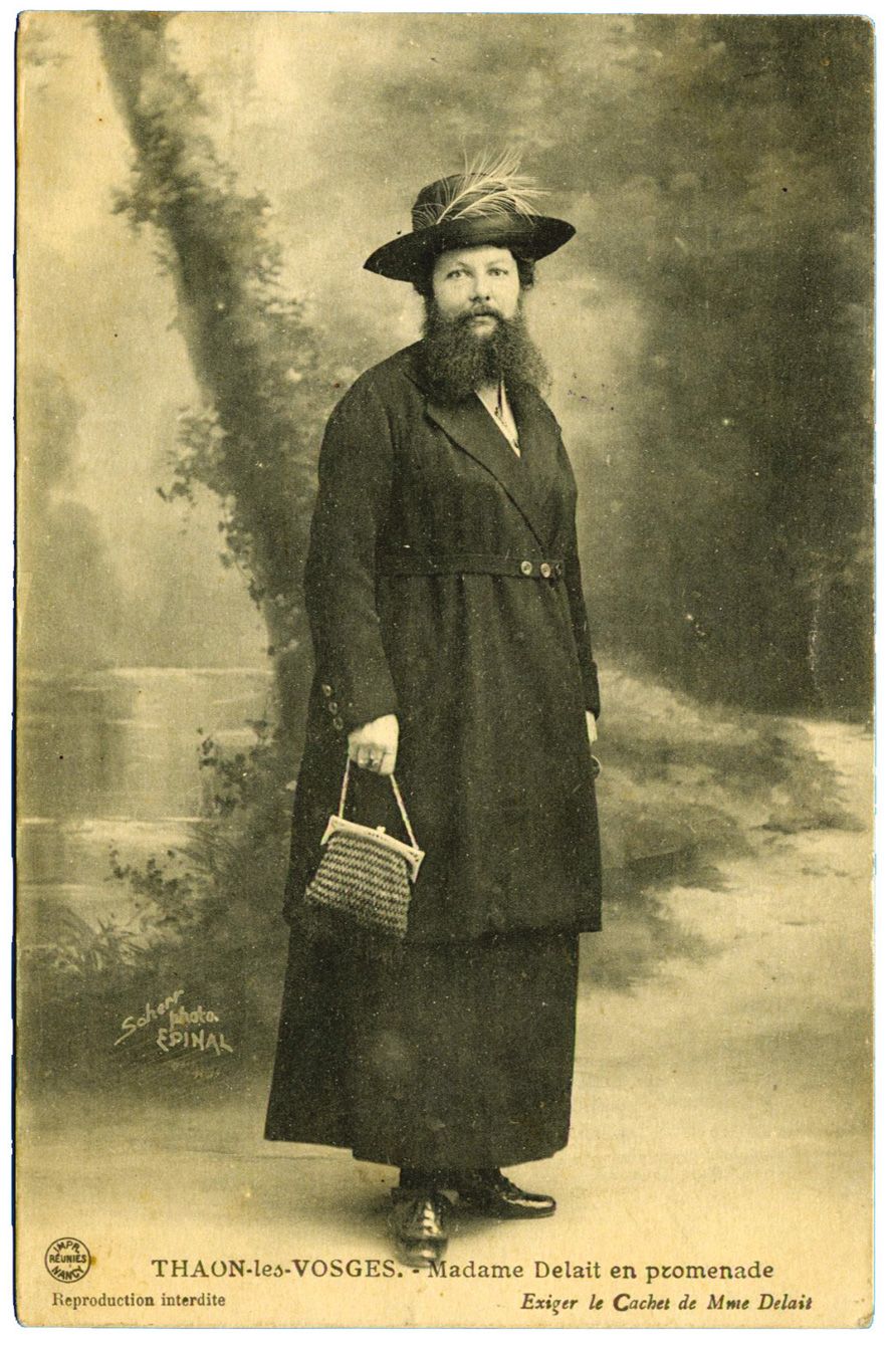 France : THAON-les-VOSGES. Madame Delait en promenade. France : THAON-les-VOSGES. Madame Delait en promenade.